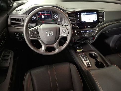 Used 2025 Honda Passport TrailSport image 2