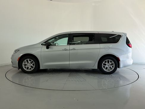 Used 2024 Chrysler Pacifica Touring-L FWD image 2