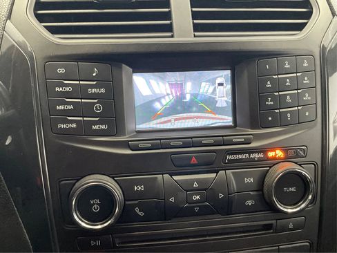 Used 2017 Ford Explorer XLT image 27