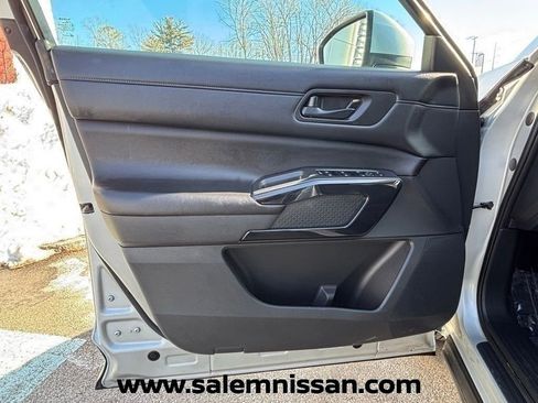 Used 2024 Nissan Pathfinder SV image 9