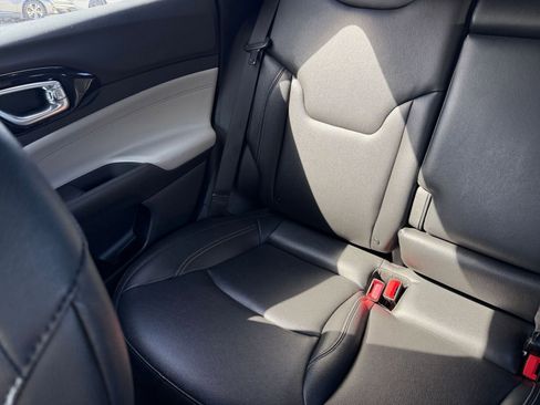 Used 2025 Jeep Compass Limited image 40