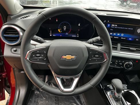 Used 2025 Chevrolet Trax LT w/ LT Convenience Package FWD image 11