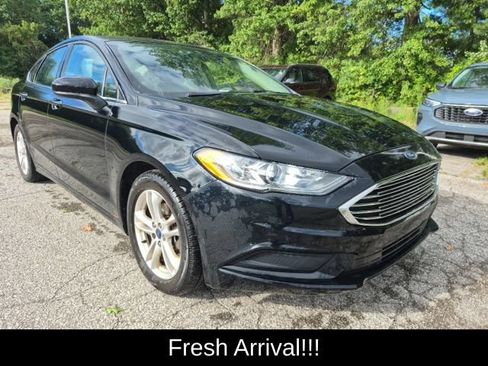 Used 2018 Ford Fusion SE w/ Fusion SE Technology Package FWD image 3