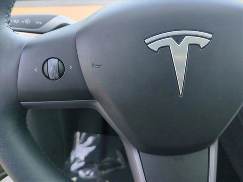 Used 2025 Tesla Model Y Long Range RWD image 30