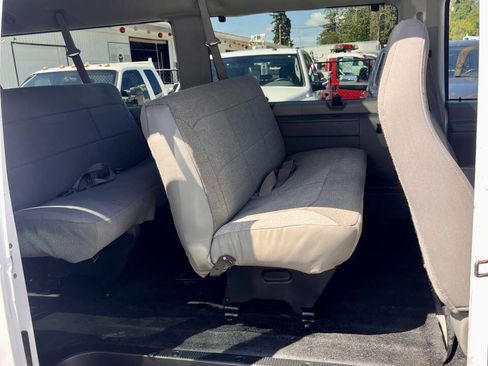 Used 2006 Ford E-350 and Econoline 350 XL RWD image 18