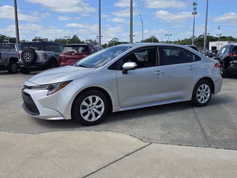Used 2025 Toyota Corolla LE image 2