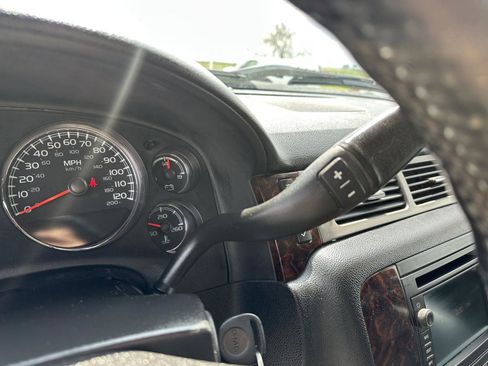 Used 2011 GMC Sierra 2500 Denali w/ Suspension Package, Off-Road AWD/4WD image 23