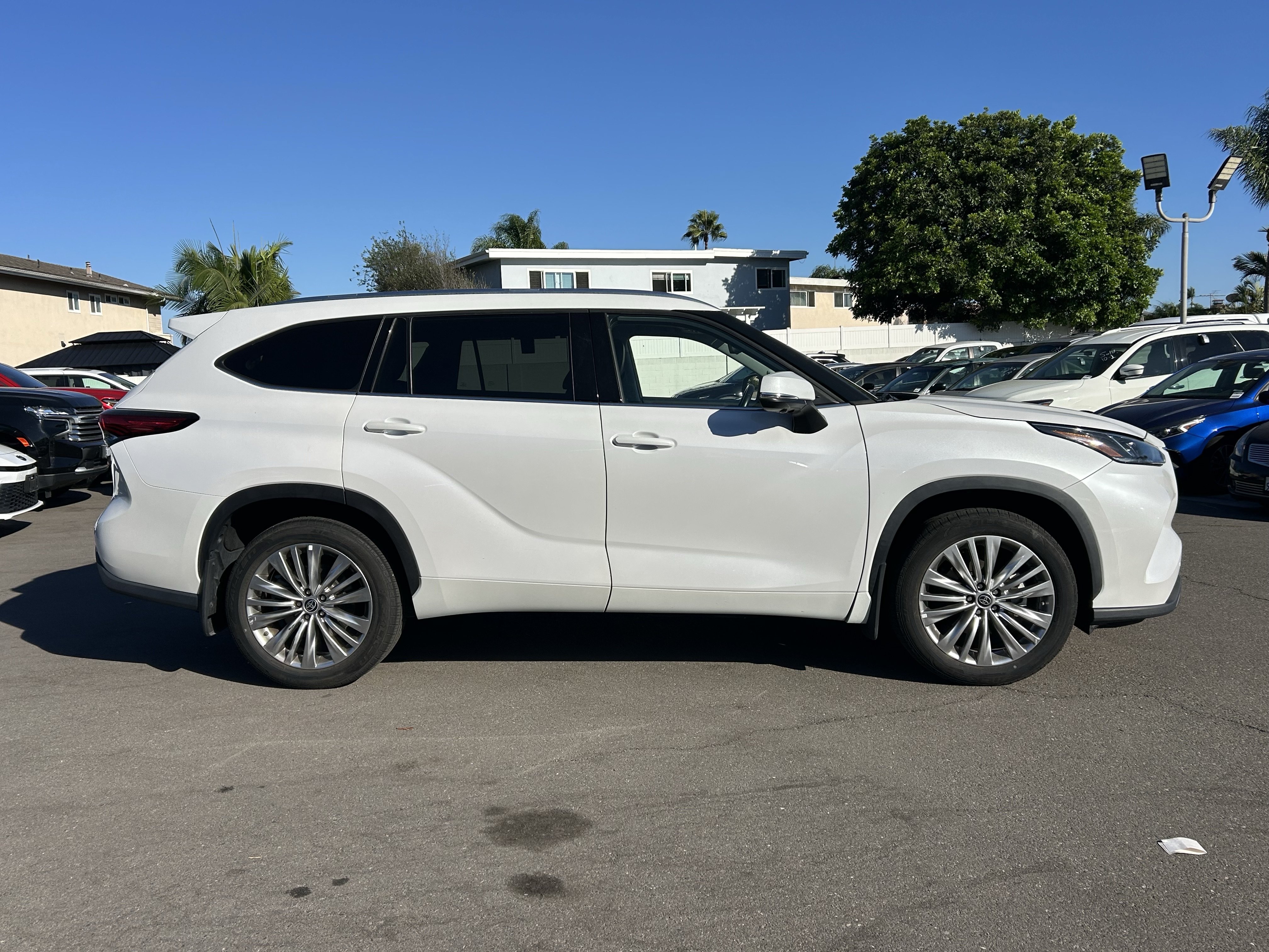 Used 2023 Toyota Highlander Platinum FWD image 2