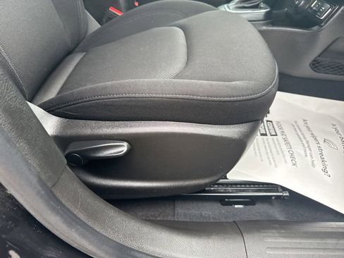 Used 2023 Jeep Renegade Latitude AWD/4WD image 24