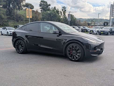 Used 2022 Tesla Model Y Performance image 9