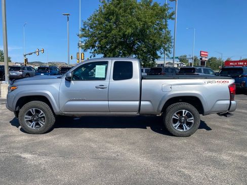 Used 2018 Toyota Tacoma TRD Sport w/ Technology Package AWD/4WD image 4