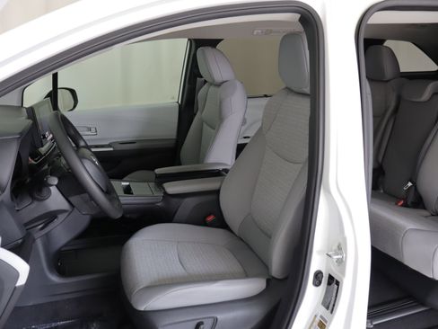 Used 2025 Toyota Sienna LE AWD/4WD image 7