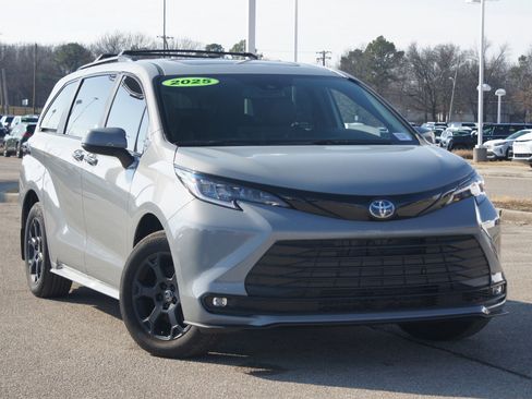 Used 2025 Toyota Sienna XLE Woodland Edition image 19