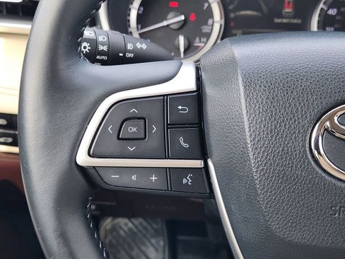 Used 2022 Toyota Highlander XLE AWD/4WD image 27