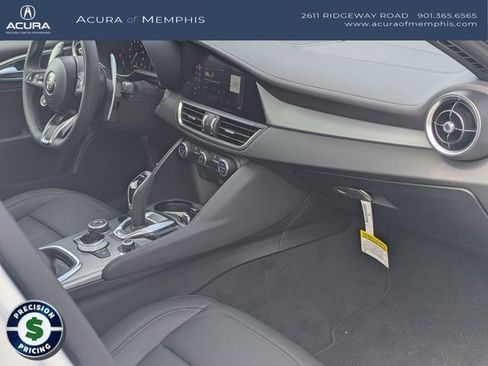 Used 2025 Alfa Romeo Giulia AWD image 30