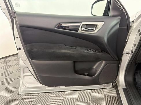 Used 2013 Nissan Pathfinder SV AWD/4WD image 18