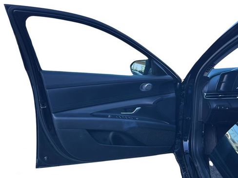 Certified 2025 Hyundai Elantra SE FWD image 9