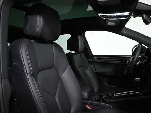 Used 2026 Porsche Macan AWD/4WD image 40