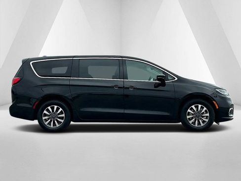 Used 2024 Chrysler Pacifica Select image 10