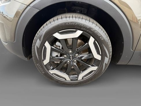 Certified 2025 Kia Telluride EX w/ EX Captain's Chair Package FWD image 9