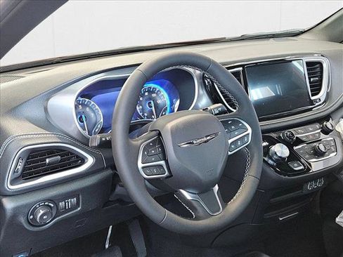 New 2025 Chrysler Pacifica Select w/ Fav Edition Package image 3