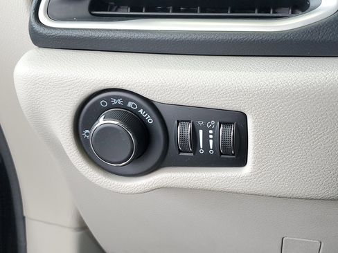 Certified 2022 Chrysler Voyager LX FWD image 20