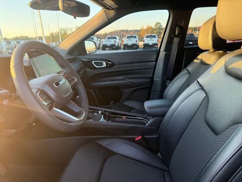 Used 2025 Jeep Compass Latitude w/ Altitude Special Edition image 9