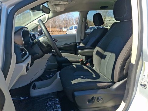 Used 2023 Chrysler Voyager LX FWD image 16