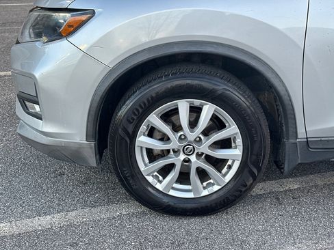 Used 2017 Nissan Rogue SV w/ SV Premium Package image 11