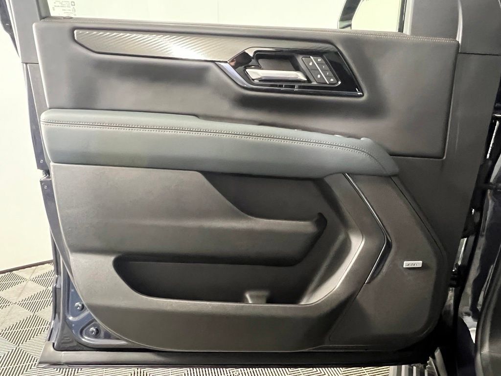 Used 2025 GMC Yukon XL AT4 AWD/4WD image 19