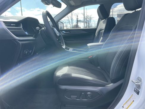 Certified 2023 Jeep Grand Cherokee Laredo w/ Luxury Tech Group I image 34