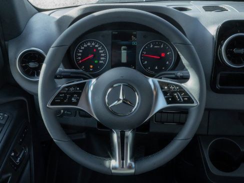 Used 2025 Mercedes-Benz Sprinter 2500 image 18