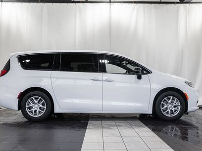 New 2026 Chrysler Pacifica Select