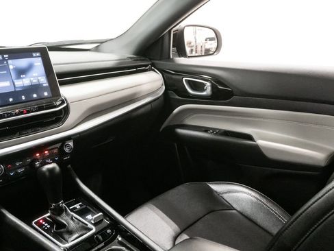 Used 2025 Jeep Compass Limited image 11