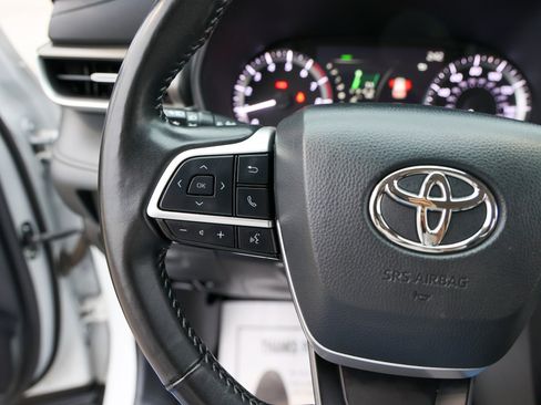 Used 2024 Toyota Highlander LE FWD image 19