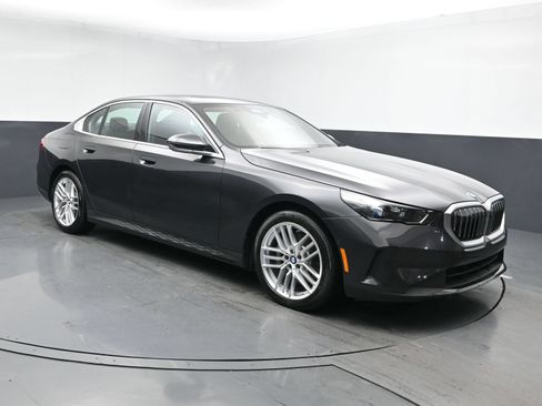 Used 2025 BMW 530i RWD image 2