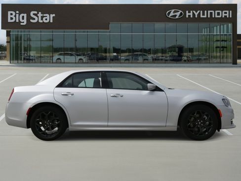 Used 2023 Chrysler 300 Touring L w/ Popular Equipment Group AWD/4WD image 5