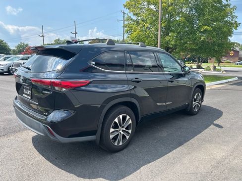 Used 2022 Toyota Highlander XLE AWD/4WD image 3