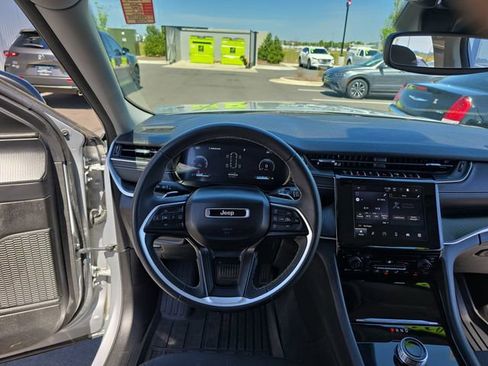 Used 2023 Jeep Grand Cherokee L Laredo image 12