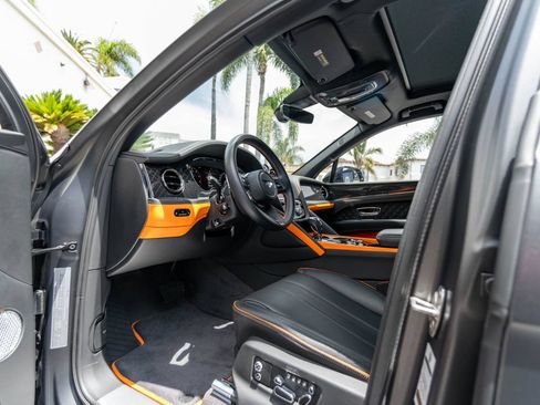 Used 2025 Bentley Bentayga AWD/4WD image 14