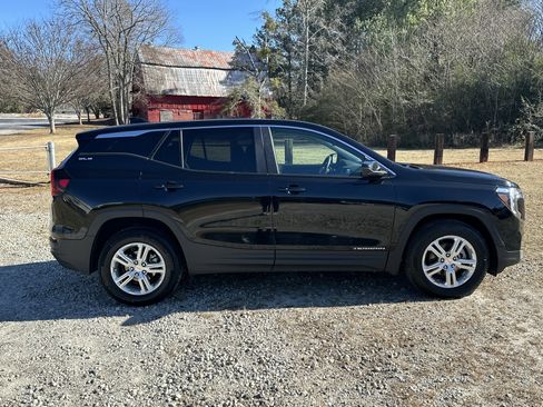 Used 2024 GMC Terrain SLE image 4