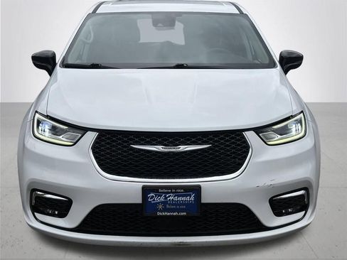 Used 2024 Chrysler Pacifica Touring-L FWD image 2