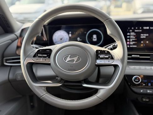 Certified 2025 Hyundai Elantra SEL image 18