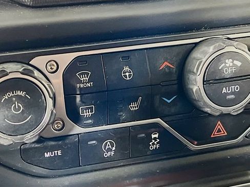 Used 2019 Jeep Wrangler Unlimited Sahara w/ Dual Top Group AWD/4WD image 21