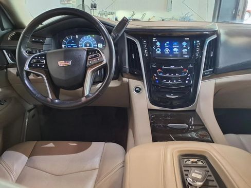 Used 2019 Cadillac Escalade Luxury AWD/4WD image 17