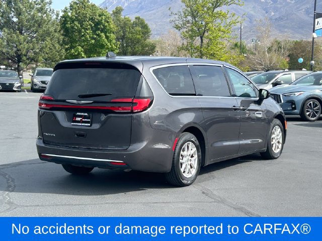 Used 2023 Chrysler Pacifica Touring-L FWD image 3