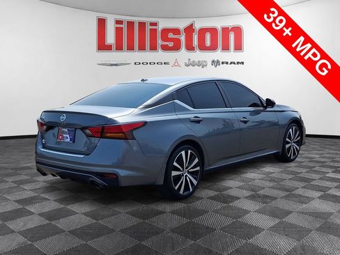 Used 2021 Nissan Altima 2.5 SR w/ SR Premium Package FWD image 4