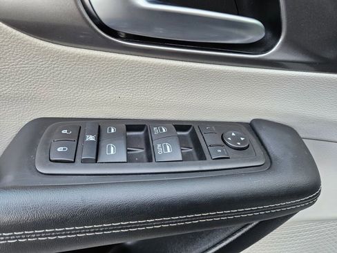 Used 2024 Chrysler Pacifica Touring-L image 19