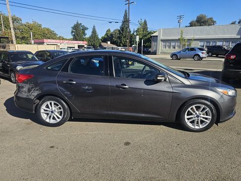 Used 2017 Ford Focus SE image 6