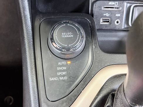 Used 2015 Jeep Cherokee Latitude w/ Comfort/Convenience Group AWD/4WD image 47